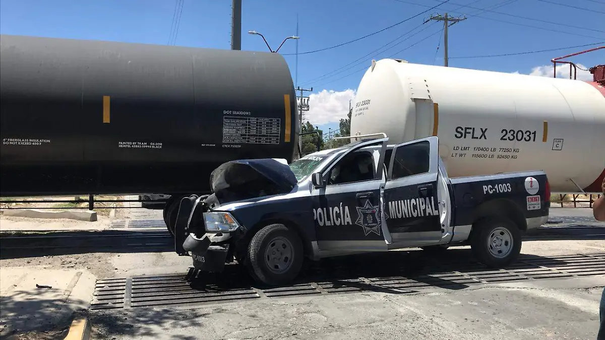 policias chocan contra tren